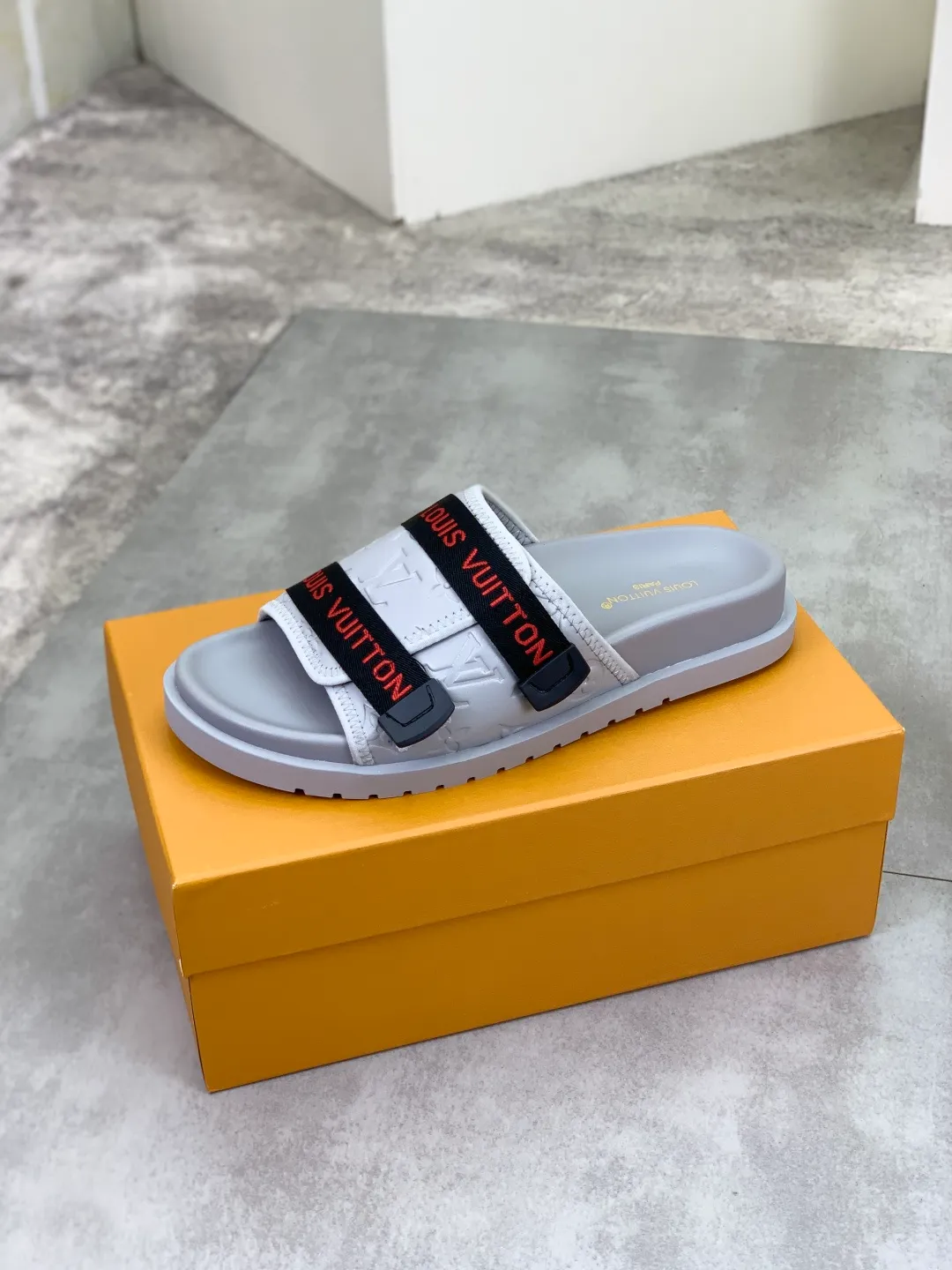 Men's shoes 💰P320💰【New style】🆘 Original quality 【LOUIS VUITTON】The popular Louis Vuitton LV men's slippers on the official website are on sale simultaneously! Original fabric imported from Italy, original factory special supply, code number: 38-44 (45 customized), many colors available